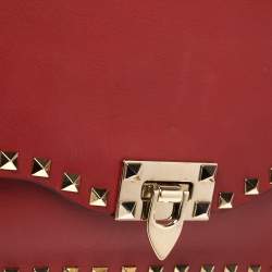 مملوكة مسبقًا حقيبة كلتش فالنتينو مرصعة روكستد قلاب جلد أحمر