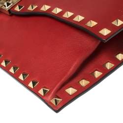 مملوكة مسبقًا حقيبة كلتش فالنتينو مرصعة روكستد قلاب جلد أحمر