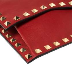 مملوكة مسبقًا حقيبة كلتش فالنتينو مرصعة روكستد قلاب جلد أحمر