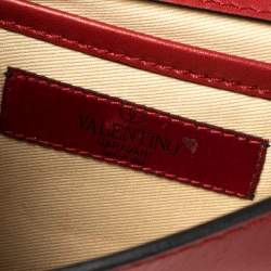 مملوكة مسبقًا حقيبة كلتش فالنتينو مرصعة روكستد قلاب جلد أحمر