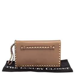 Pre Owned حقيبة كلتش فالنتينو روكستد جلد بيج بحمالة معصم