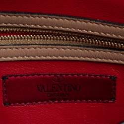 Pre Owned حقيبة كلتش فالنتينو روكستد جلد بيج بحمالة معصم