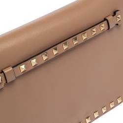 Pre Owned حقيبة كلتش فالنتينو روكستد جلد بيج بحمالة معصم