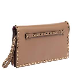 Pre Owned حقيبة كلتش فالنتينو روكستد جلد بيج بحمالة معصم