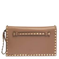 Pre Owned حقيبة كلتش فالنتينو روكستد جلد بيج بحمالة معصم