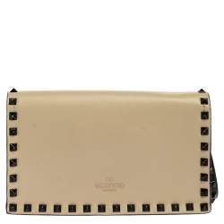 مملوكة مسبقًا Valentino Cream/Black Leather Rockstud Wristlet Clutch