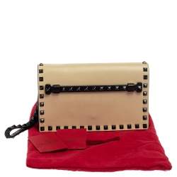 مملوكة مسبقًا Valentino Cream/Black Leather Rockstud Wristlet Clutch