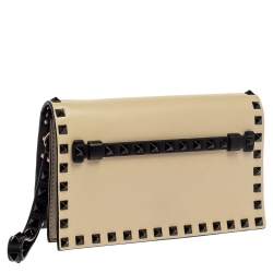 مملوكة مسبقًا Valentino Cream/Black Leather Rockstud Wristlet Clutch