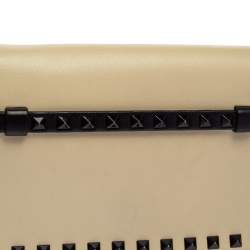 مملوكة مسبقًا Valentino Cream/Black Leather Rockstud Wristlet Clutch