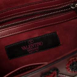 مملوكة مسبقًا حقيبة كتف فالنتينو لوف بليد جلد مزخرف خرز عنابي مرصعة روكستد قفل غلام صغيرة