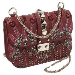 مملوكة مسبقًا حقيبة كتف فالنتينو لوف بليد جلد مزخرف خرز عنابي مرصعة روكستد قفل غلام صغيرة