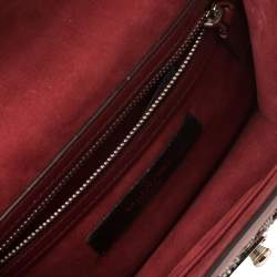 مملوكة مسبقًا حقيبة كتف فالنتينو لوف بليد جلد مزخرف خرز عنابي مرصعة روكستد قفل غلام صغيرة