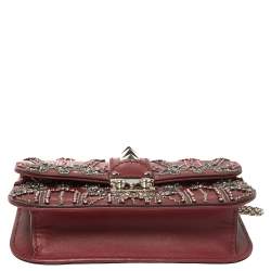 مملوكة مسبقًا حقيبة كتف فالنتينو لوف بليد جلد مزخرف خرز عنابي مرصعة روكستد قفل غلام صغيرة