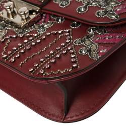 مملوكة مسبقًا حقيبة كتف فالنتينو لوف بليد جلد مزخرف خرز عنابي مرصعة روكستد قفل غلام صغيرة