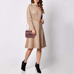 مملوكة مسبقًا حقيبة كتف فالنتينو لوف بليد جلد مزخرف خرز عنابي مرصعة روكستد قفل غلام صغيرة