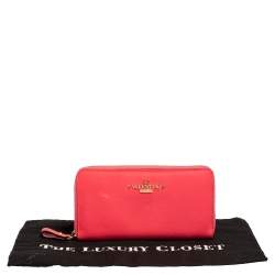 مملوكة مسبقًا Valentino Neon Pink Leather Logo Zip Around Wallet