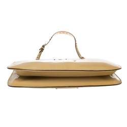 مملوكة مسبقًا حقيبة كتف فالنتينو روكستد جلد بيج لامع بحمالة