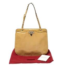 مملوكة مسبقًا حقيبة كتف فالنتينو روكستد جلد بيج لامع بحمالة