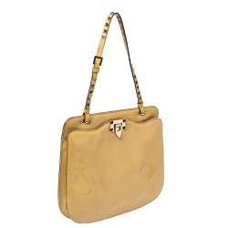 مملوكة مسبقًا حقيبة كتف فالنتينو روكستد جلد بيج لامع بحمالة