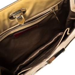 مملوكة مسبقًا حقيبة كتف فالنتينو روكستد جلد بيج لامع بحمالة