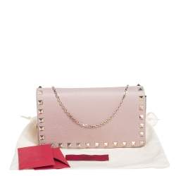 مملوكة مسبقًا حقيبة كلتش فالنتينو روكستد جلد وردي بقلاب وسلسلة