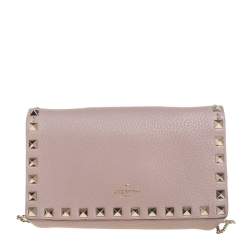 مملوكة مسبقًا حقيبة كلتش فالنتينو روكستد جلد وردي بقلاب وسلسلة