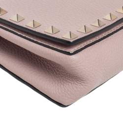 مملوكة مسبقًا حقيبة كلتش فالنتينو روكستد جلد وردي بقلاب وسلسلة