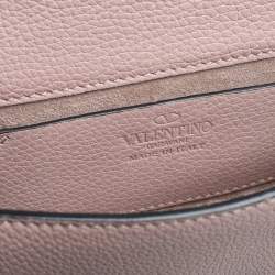 مملوكة مسبقًا حقيبة كلتش فالنتينو روكستد جلد وردي بقلاب وسلسلة