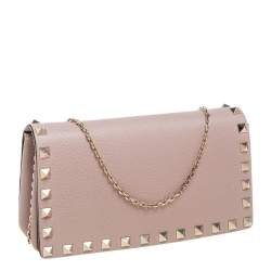 مملوكة مسبقًا حقيبة كلتش فالنتينو روكستد جلد وردي بقلاب وسلسلة