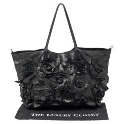 مملوكة مسبقًا حقيبة يد فالنتينو أبليك زهور جلد أسود