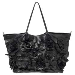 مملوكة مسبقًا حقيبة يد فالنتينو أبليك زهور جلد أسود