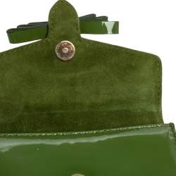 مملوكة مسبقًا حقيبة كلتش فالنتينو حمالة معصم فيونكة روكستد جلد لامع أخضر