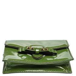 مملوكة مسبقًا حقيبة كلتش فالنتينو حمالة معصم فيونكة روكستد جلد لامع أخضر