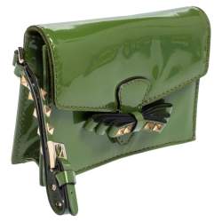 مملوكة مسبقًا حقيبة كلتش فالنتينو حمالة معصم فيونكة روكستد جلد لامع أخضر