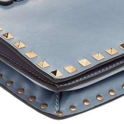 Pre Owned حقيبة كلتش فالنتينو بحمالة معصم و مزين بروكستد جلد أزرق فاتح