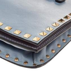 Pre Owned حقيبة كلتش فالنتينو بحمالة معصم و مزين بروكستد جلد أزرق فاتح