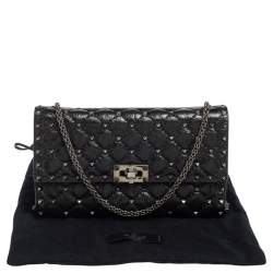 مملوكة مسبقًا Valentino Black Quilted Crinkled Leather Rockstud Spike Chain Clutch 