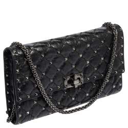 مملوكة مسبقًا Valentino Black Quilted Crinkled Leather Rockstud Spike Chain Clutch 