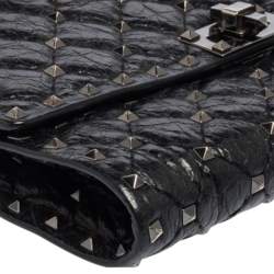 مملوكة مسبقًا Valentino Black Quilted Crinkled Leather Rockstud Spike Chain Clutch 
