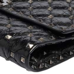 مملوكة مسبقًا Valentino Black Quilted Crinkled Leather Rockstud Spike Chain Clutch 