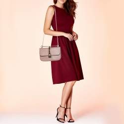 Pre Owned حقيبة فالنتينو جلد بيج مرصع روكستد قفل غلام ذات قلاب متوسطة