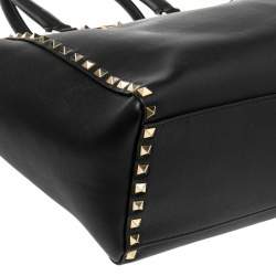 مملوكة مسبقًا حقيبة يد توتس فالنتينو شوبر جلد أسود مرصعة روكستد صغيرة 