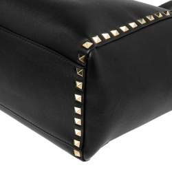 مملوكة مسبقًا حقيبة يد توتس فالنتينو شوبر جلد أسود مرصعة روكستد صغيرة 