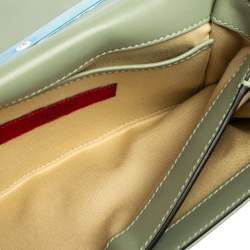 مملوكة مسبقًا حقيبة كلتش فالنتينو فا فا فوم جلد أخضر مرصعة روكستد بسلسلة 