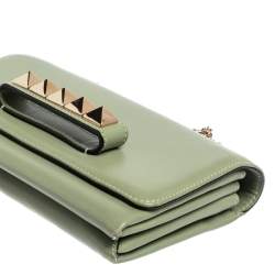 مملوكة مسبقًا حقيبة كلتش فالنتينو فا فا فوم جلد أخضر مرصعة روكستد بسلسلة 