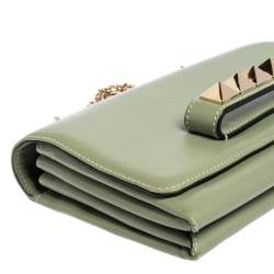 مملوكة مسبقًا حقيبة كلتش فالنتينو فا فا فوم جلد أخضر مرصعة روكستد بسلسلة 