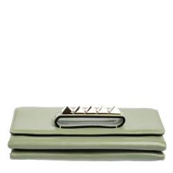 مملوكة مسبقًا حقيبة كلتش فالنتينو فا فا فوم جلد أخضر مرصعة روكستد بسلسلة 