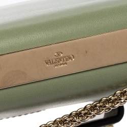 مملوكة مسبقًا حقيبة كلتش فالنتينو فا فا فوم جلد أخضر مرصعة روكستد بسلسلة 
