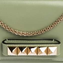 مملوكة مسبقًا حقيبة كلتش فالنتينو فا فا فوم جلد أخضر مرصعة روكستد بسلسلة 