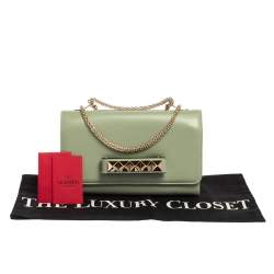 مملوكة مسبقًا حقيبة كلتش فالنتينو فا فا فوم جلد أخضر مرصعة روكستد بسلسلة 